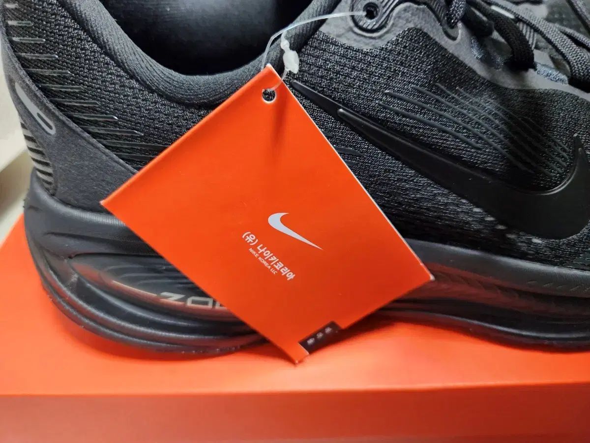 ナイキ ボメロ 18 ブラック 275