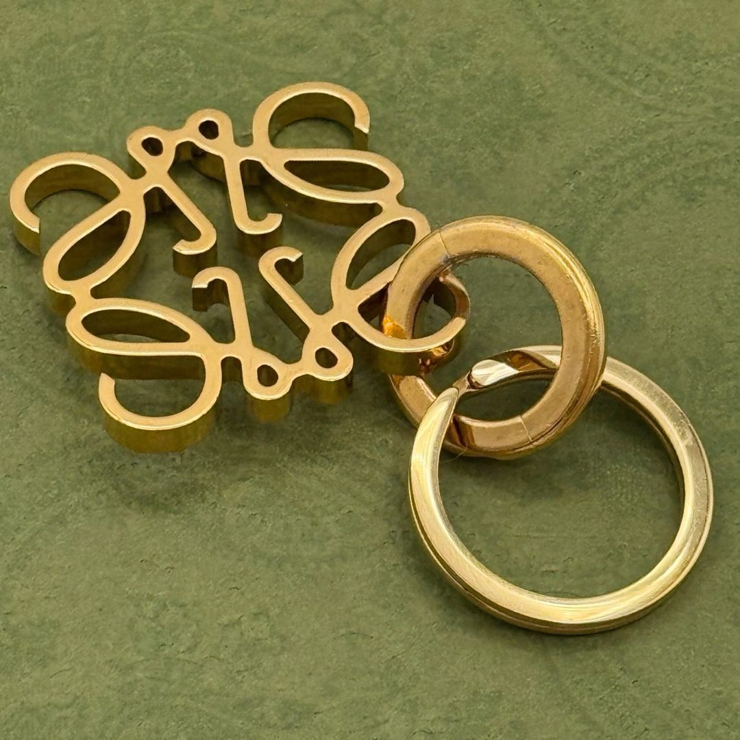 ロエベ アナグラム ゴールド チャーム キーホルダー 104414