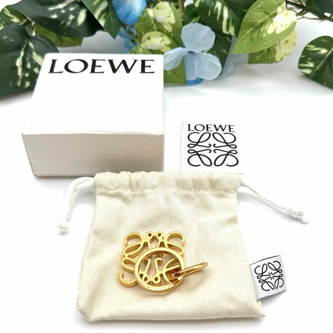 ロエベ アナグラム ゴールド チャーム キーホルダー 104414 - メルカリ