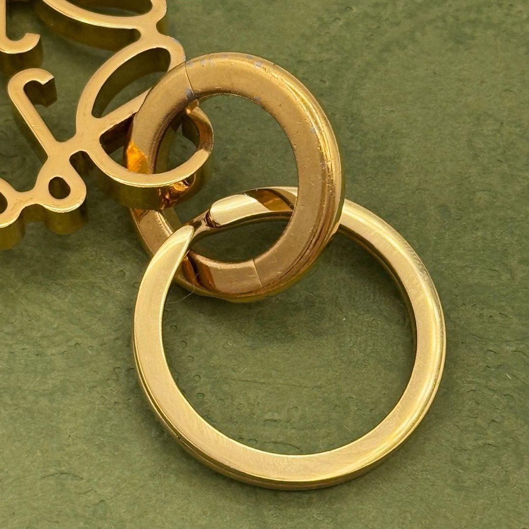 ロエベ アナグラム チャーム キーリング 現行品 ゴールド C821232X15 楽天市場】LOEWE ロエベ アナグラム キーリング キーホルダー バッグ