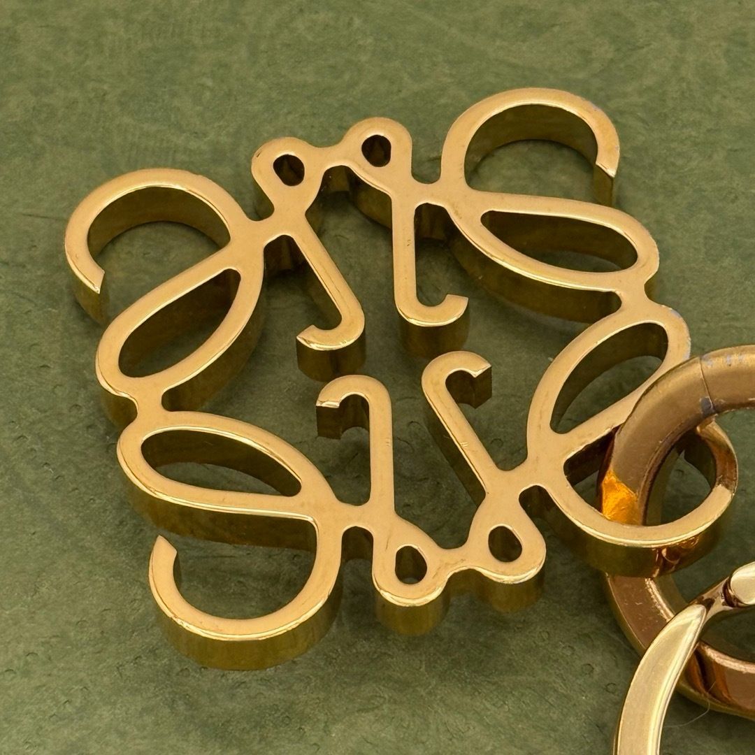 ロエベ アナグラム ゴールド チャーム キーホルダー 104414