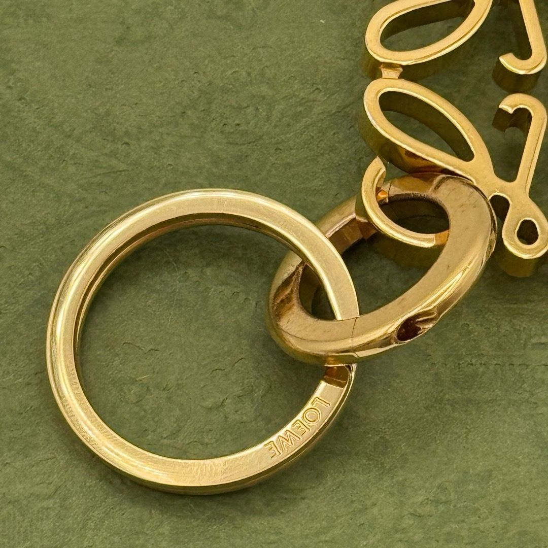 ロエベ アナグラム ゴールド チャーム キーホルダー 104414 - メルカリ