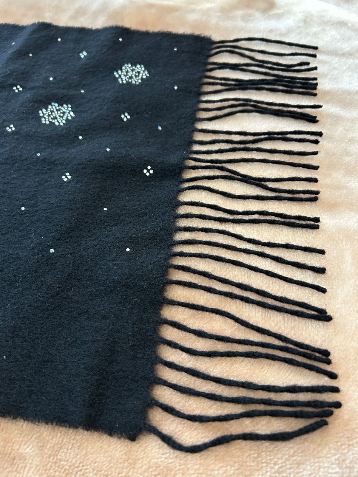 フルラFURLAマフラーストールショールスカーフblackブラック黒色系無地雪の結晶柄縦約156センチ横約34センチフリンジ約10センチレディースlady