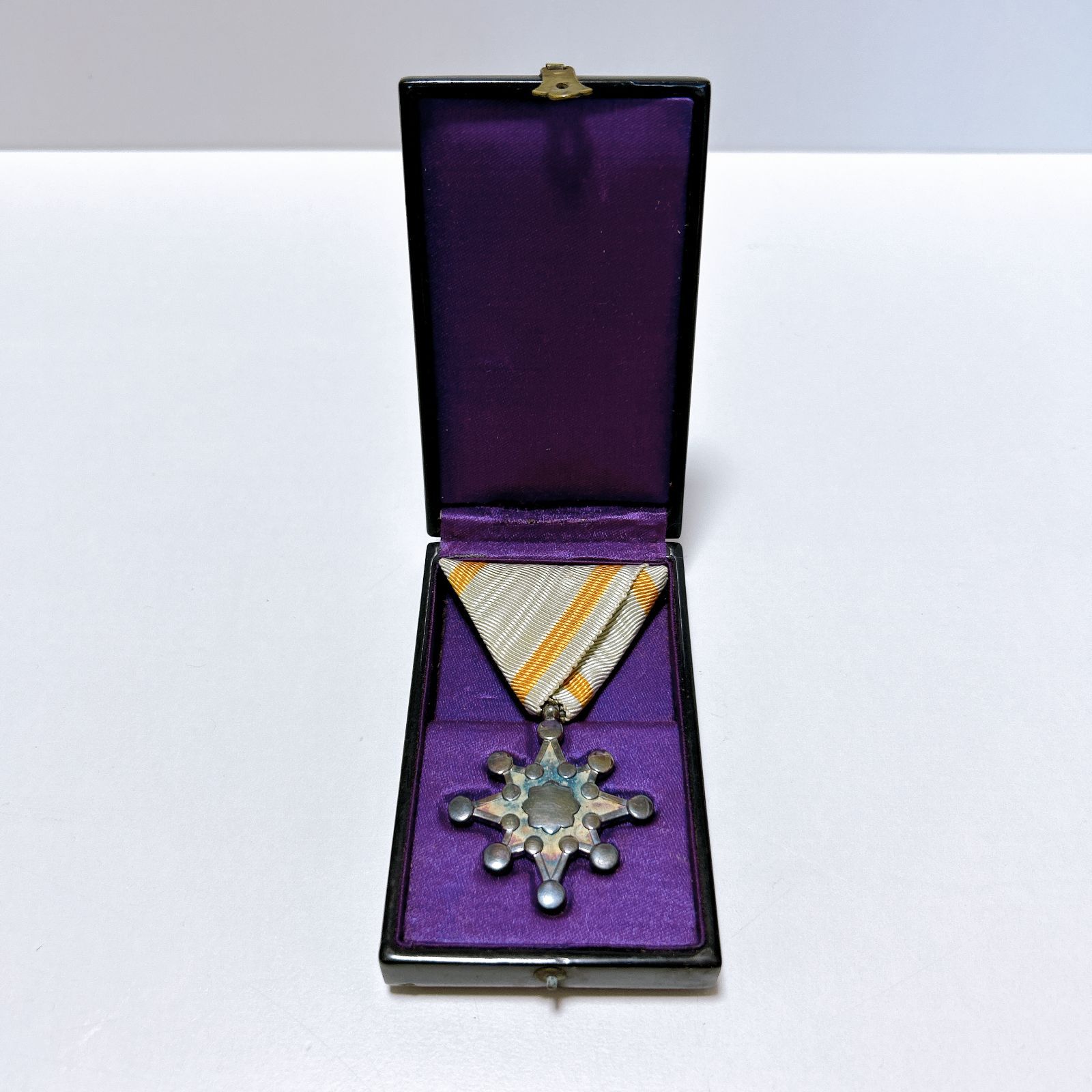 勲八等瑞宝章 勲章 ケース付き 錆あり 中古品 管理番号KKVURA3830