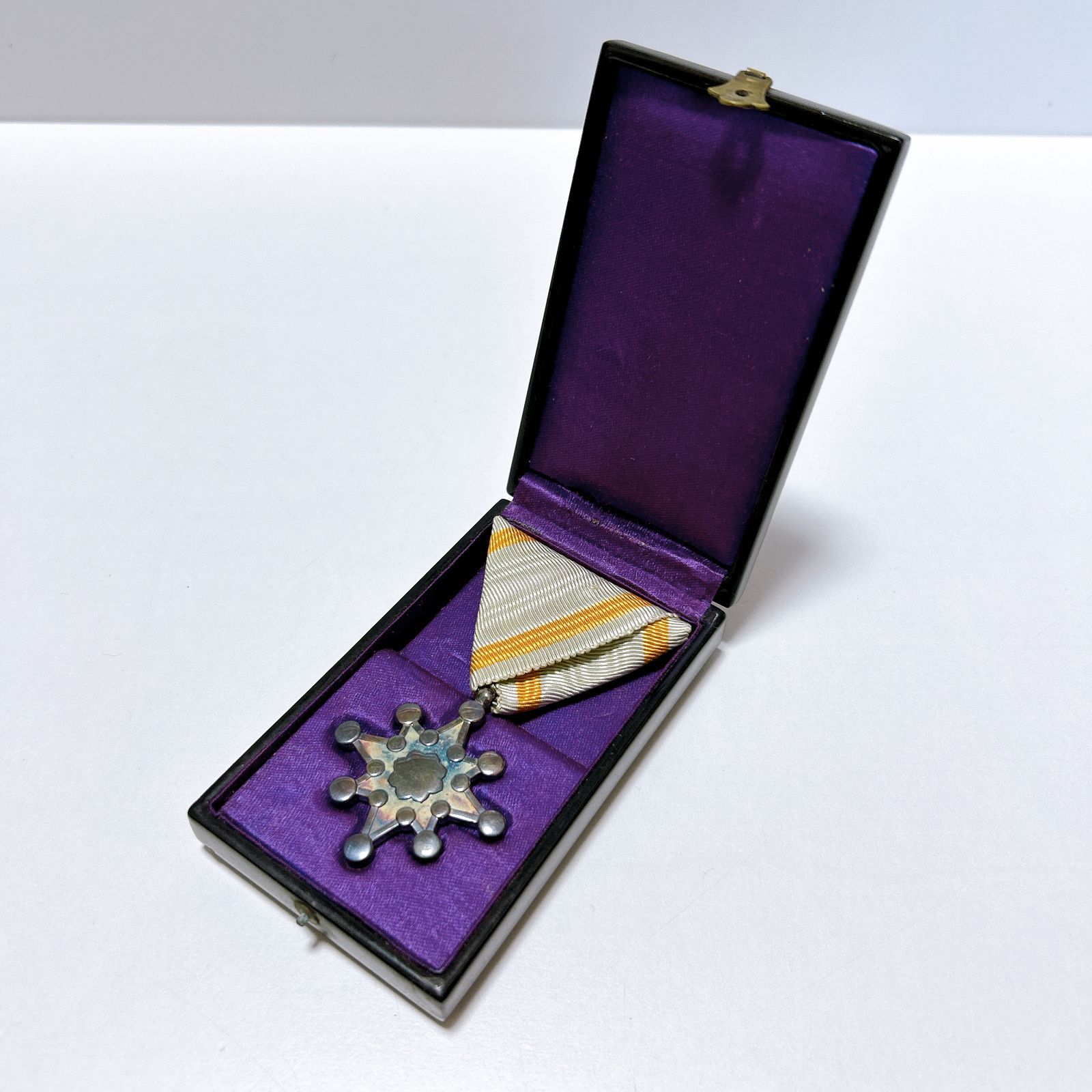 勲八等瑞宝章 勲章 ケース付き 錆あり 中古品 管理番号KKVURA3830