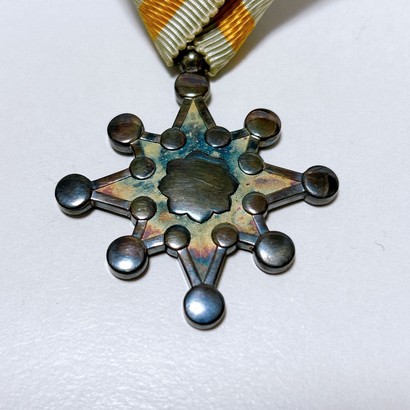 【送料無料】 勲章2個セット 勲八等瑞宝章 勲章 ケース付き 錆あり 中古品 管理番号KKVURA3830