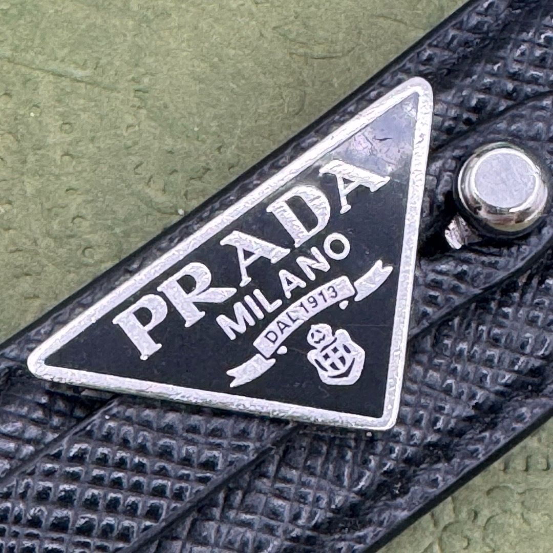 PRADA サフィアーノ 三角プレート キーリング キーホルダー 106816