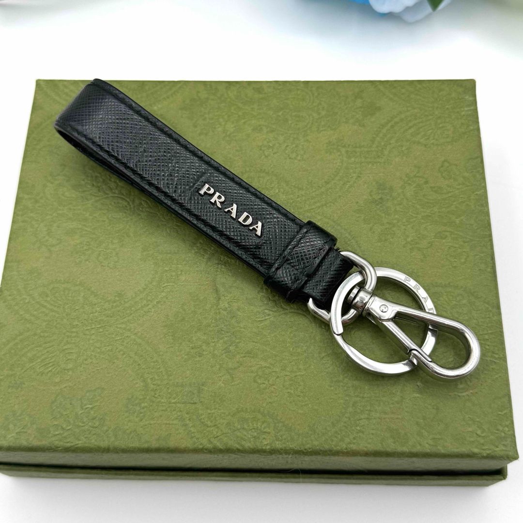 PRADA サフィアーノ 三角プレート キーリング キーホルダー 106816