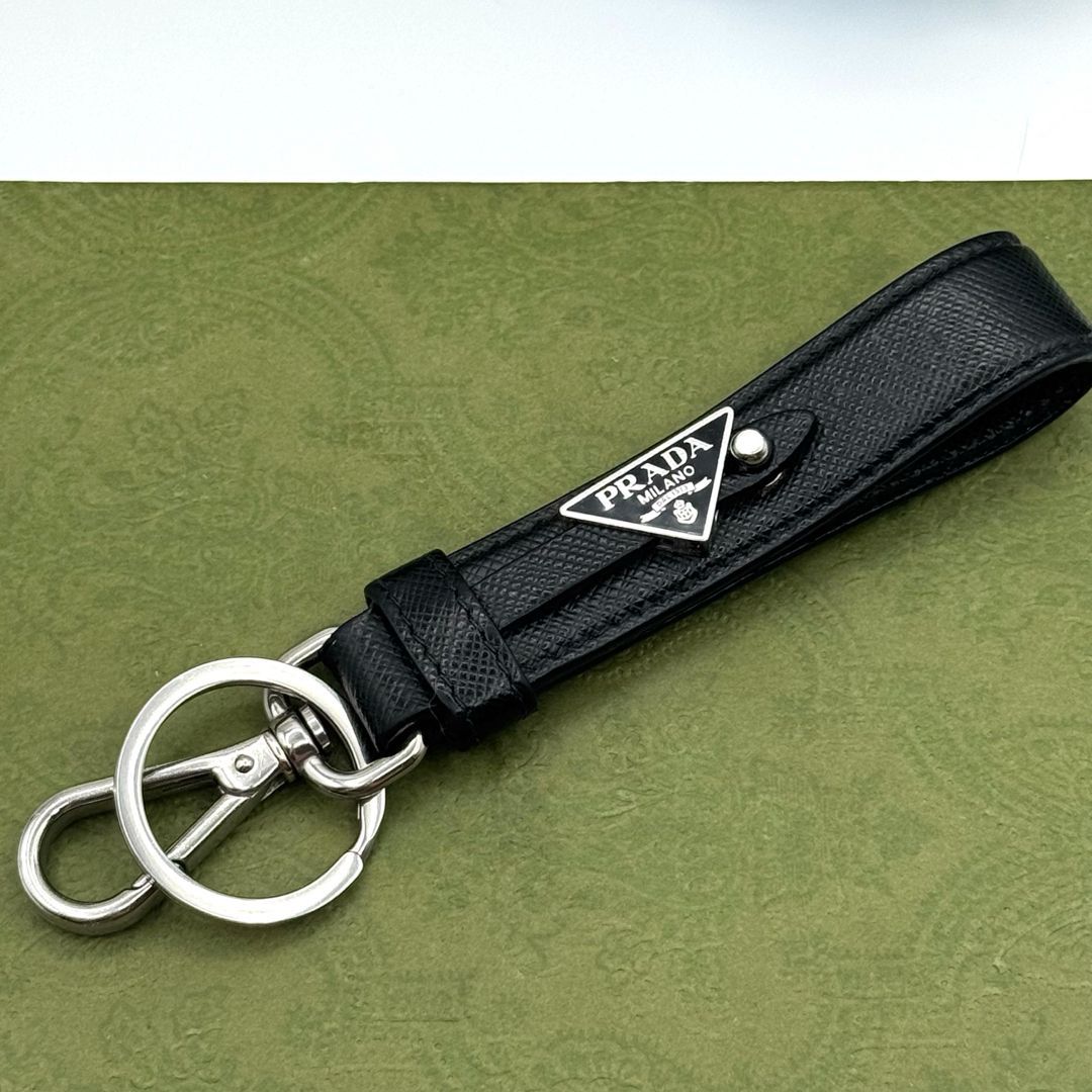 PRADA サフィアーノ 三角プレート キーリング キーホルダー 106816