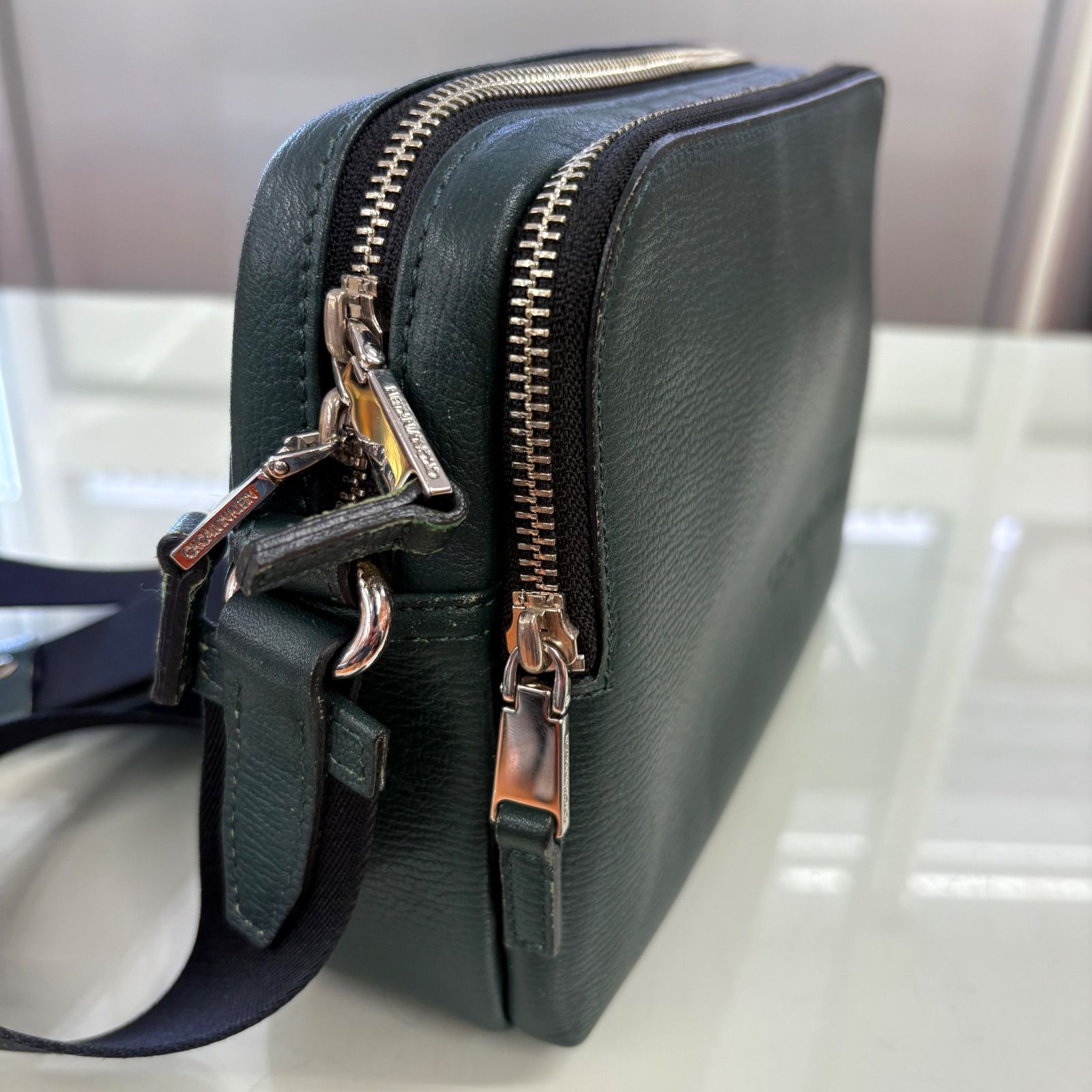 CK CALVIN KLEIN 本革 レザーショルダーバッグ 緑 シーケーカルバン 
