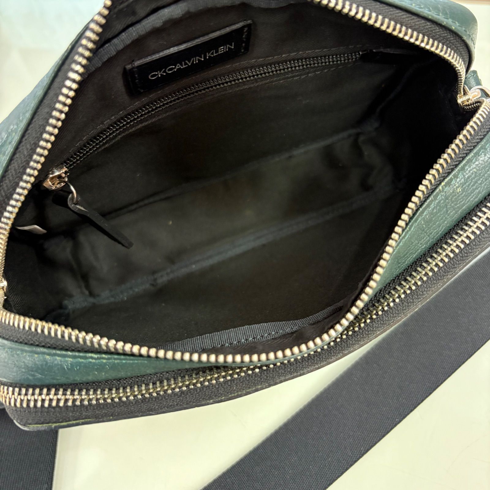 CK CALVIN KLEIN 本革 レザーショルダーバッグ 緑 シーケーカルバン 