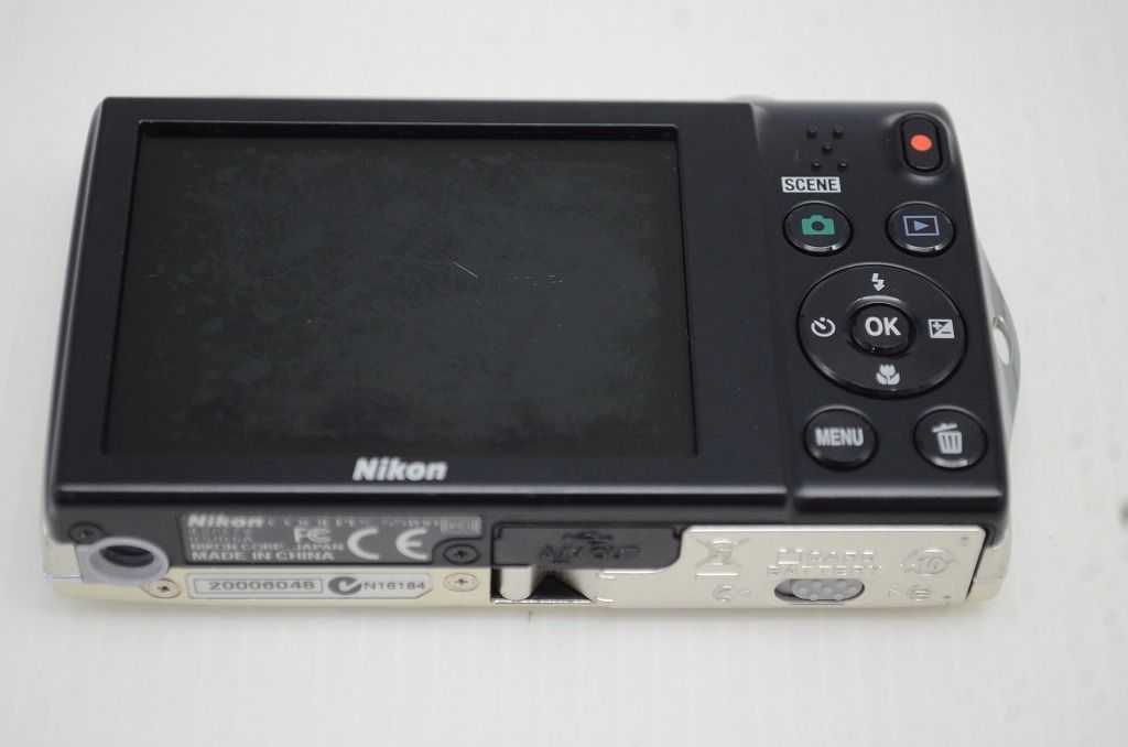 コンパクトデジタルカメラ