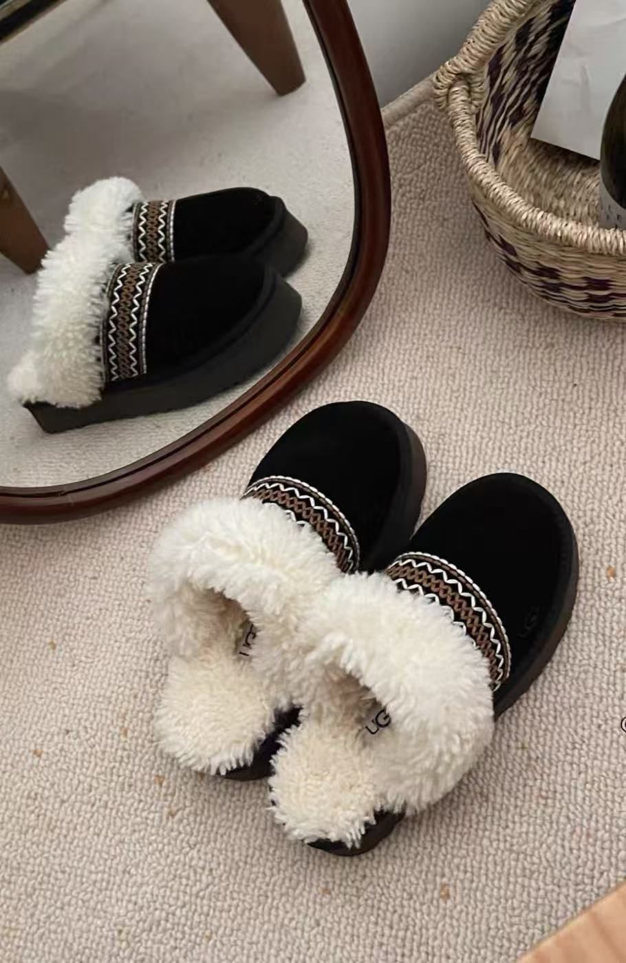 UGG W DISQUETTE ATHERSON厚底ボア刺繍スリッパ