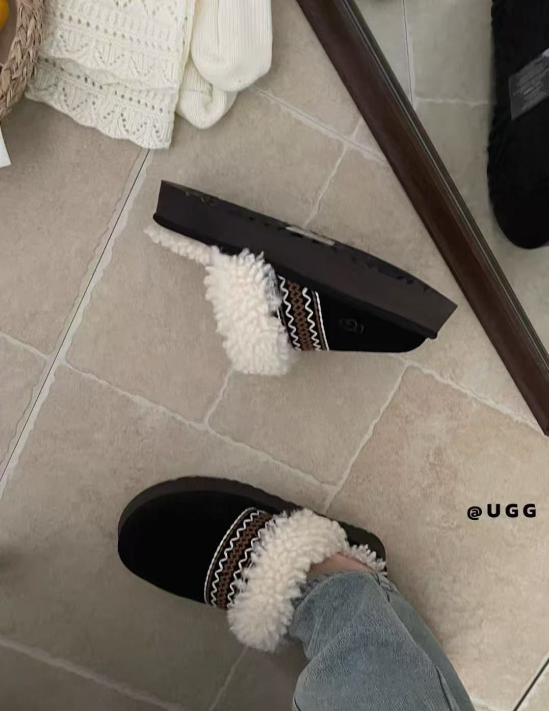  UGG W DISQUETTE ATHERSON厚底ボア刺繍スリッパ その他 靴