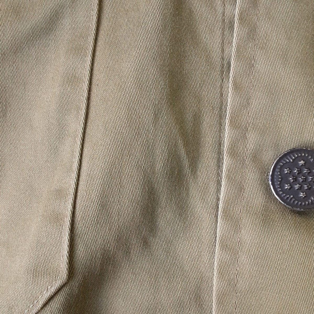 - カーキ×白×マルチ