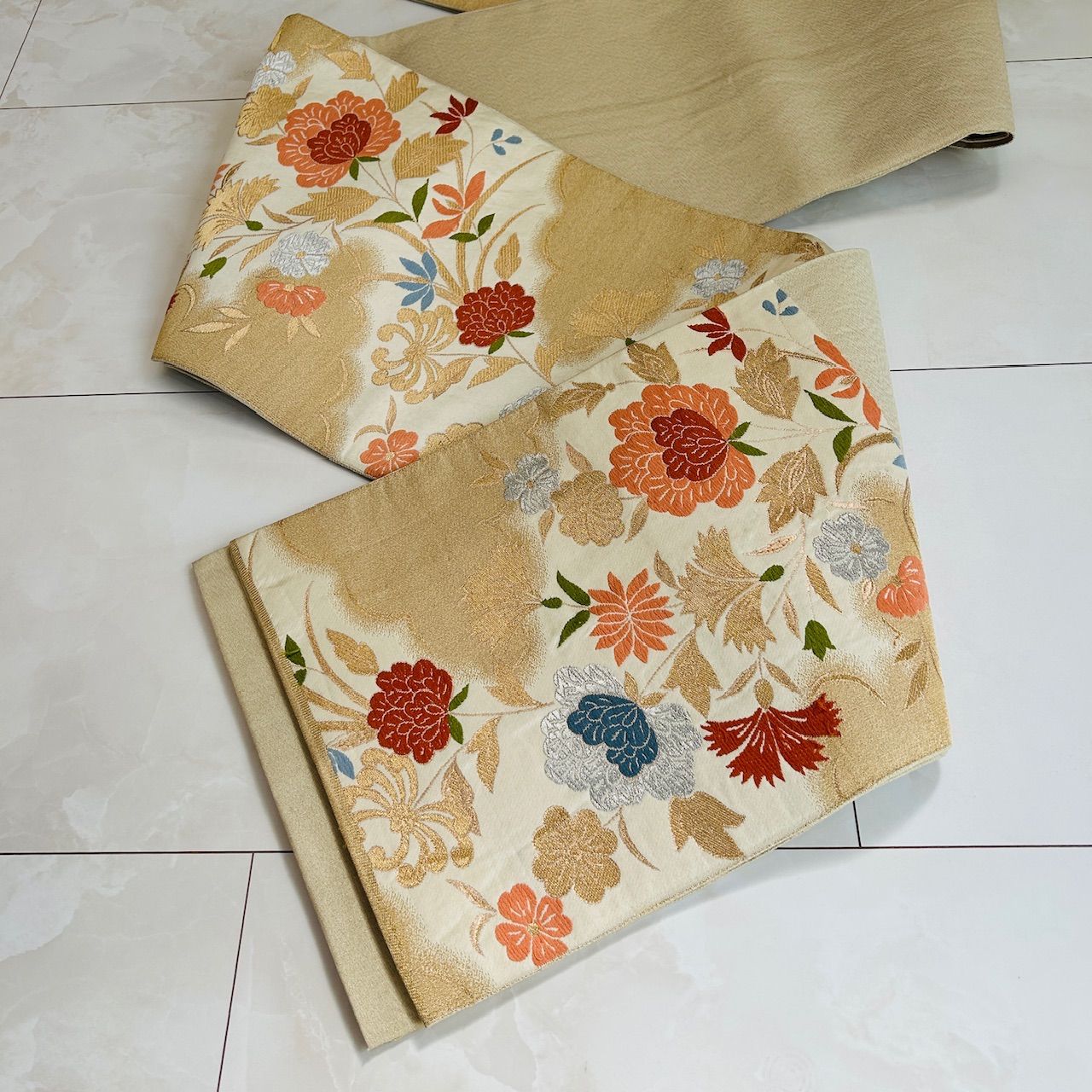 ベージュ系 金糸