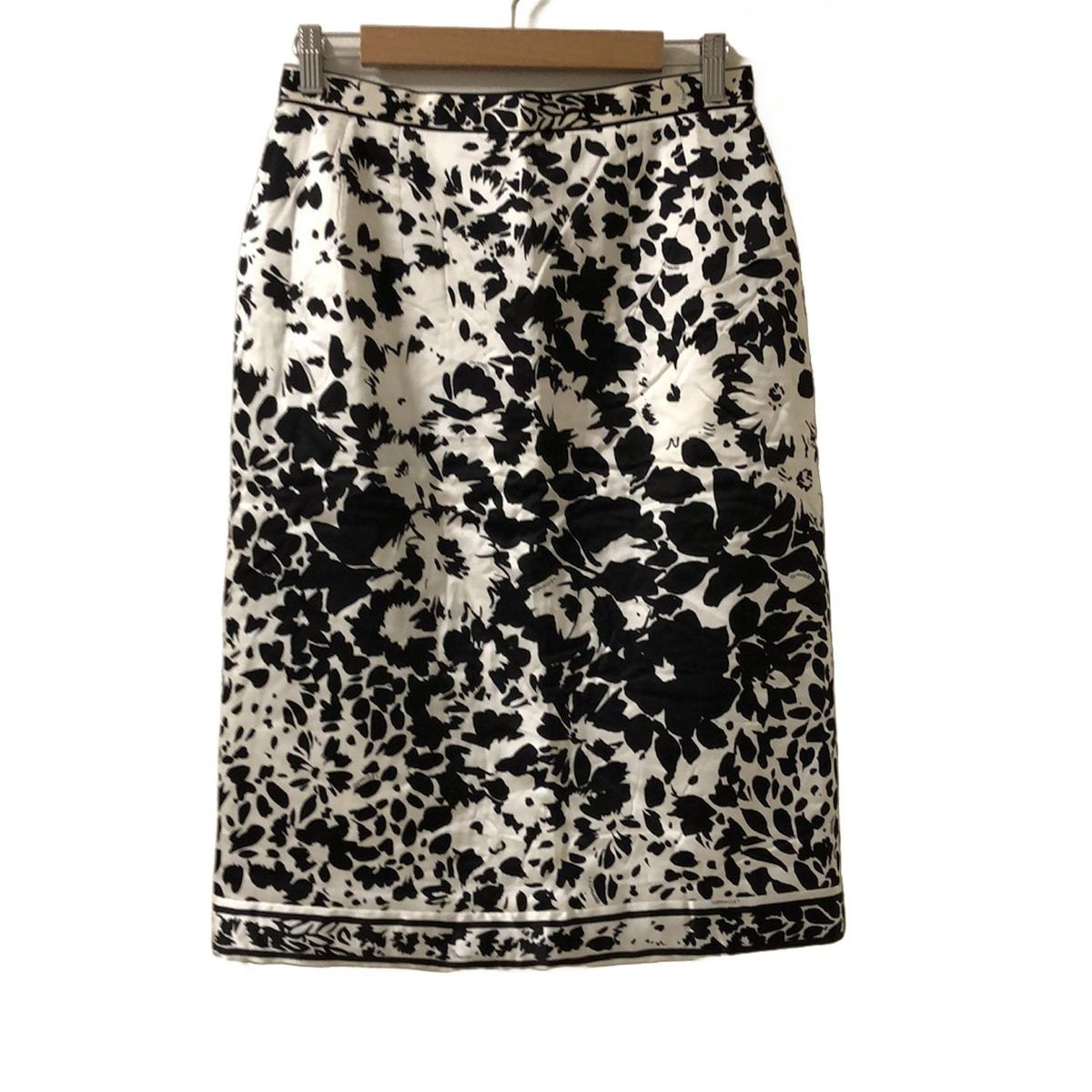 LEONARD レオナール スカート サイズ72-96 レディース - 白×黒 ひざ丈 花柄