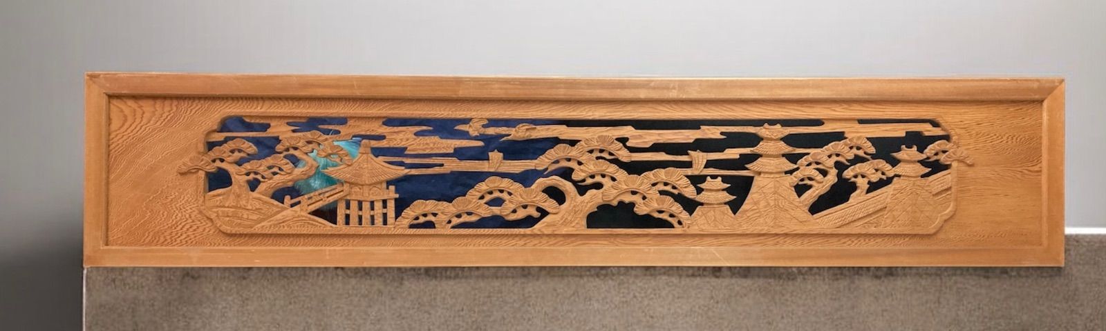 近江八景とおもわれるの欄間 縦約35 cm×幅約180 cm×厚み約3 cm