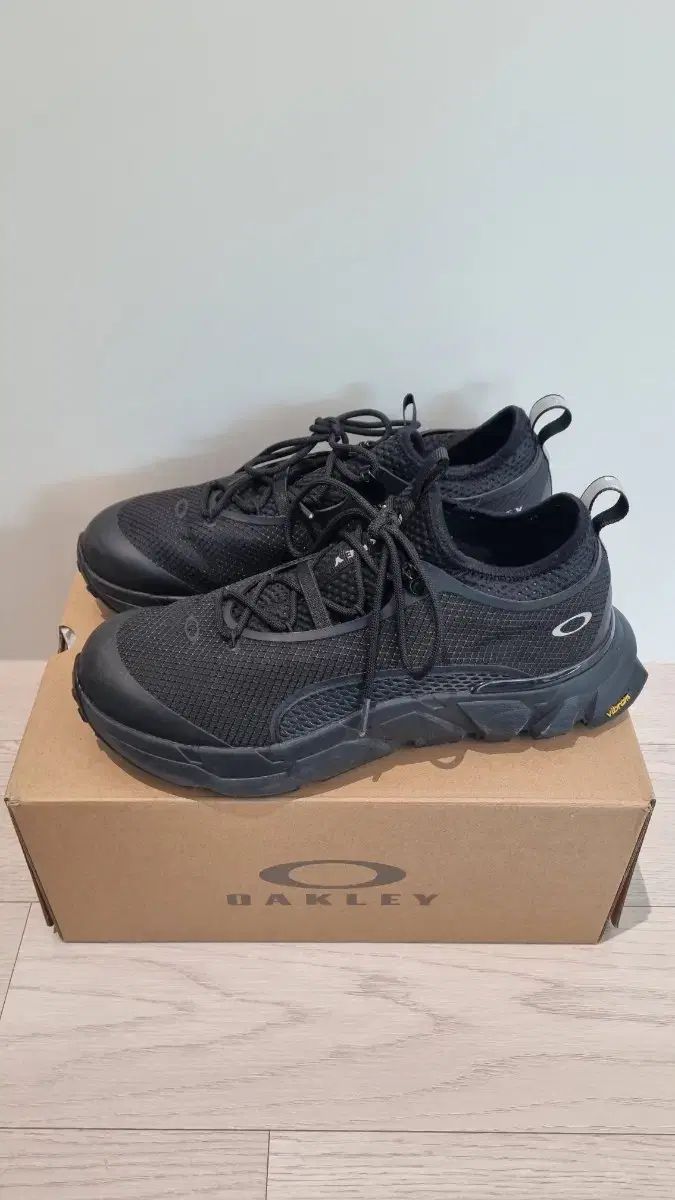 オークリー ライト シールド トリプル ブラック 265