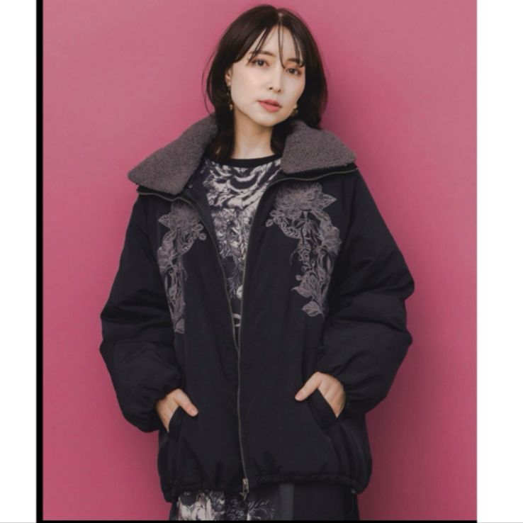 iS ScoLar ボア襟取り外し 花刺繍中綿ブルゾン