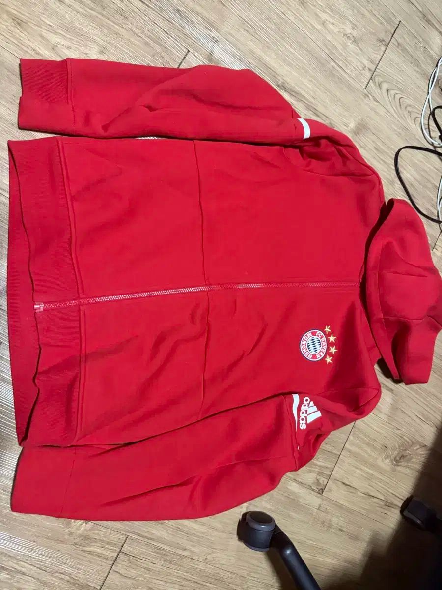 adidas バイエルン ミュンヘン フードジップアップ レッド