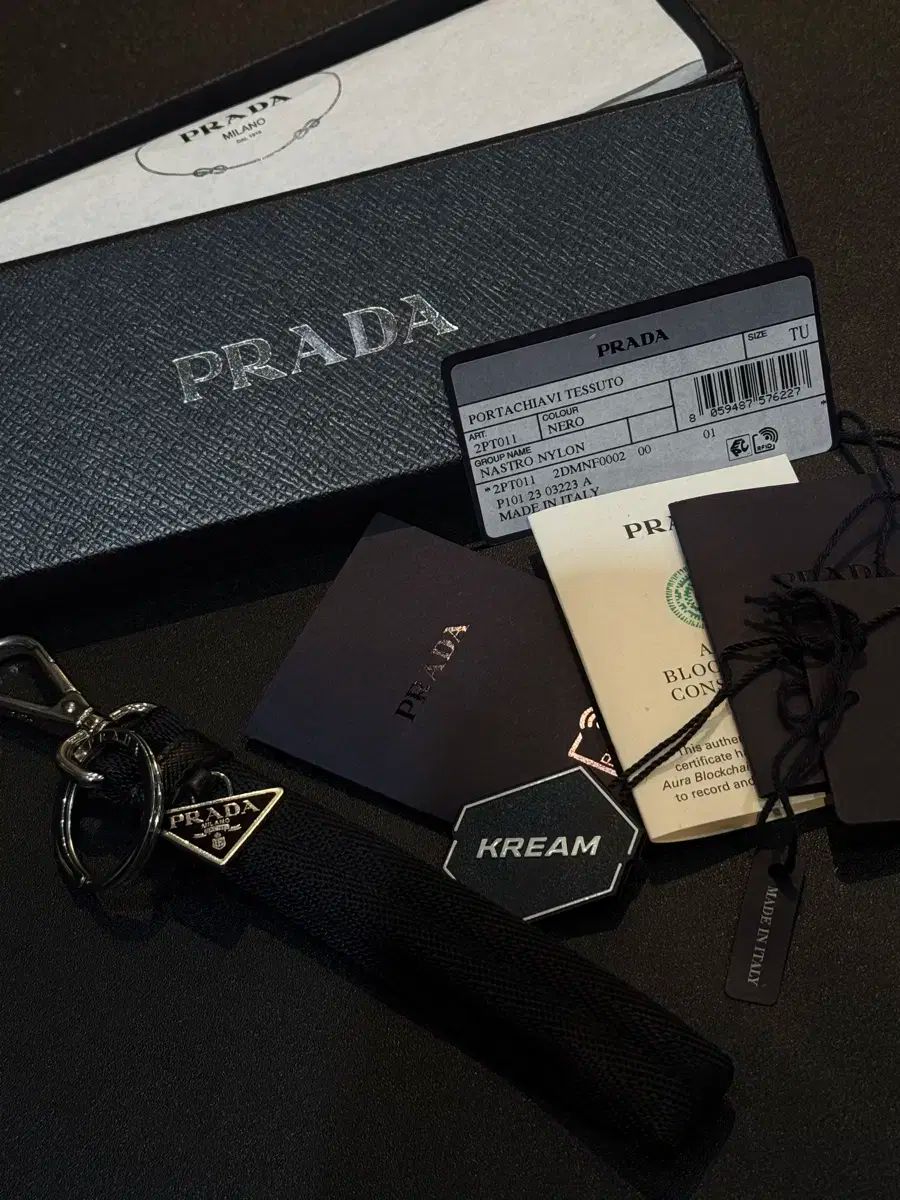 PRADA プラダ ウーブン トライアングル ロゴ キーチェーン キーホルダー