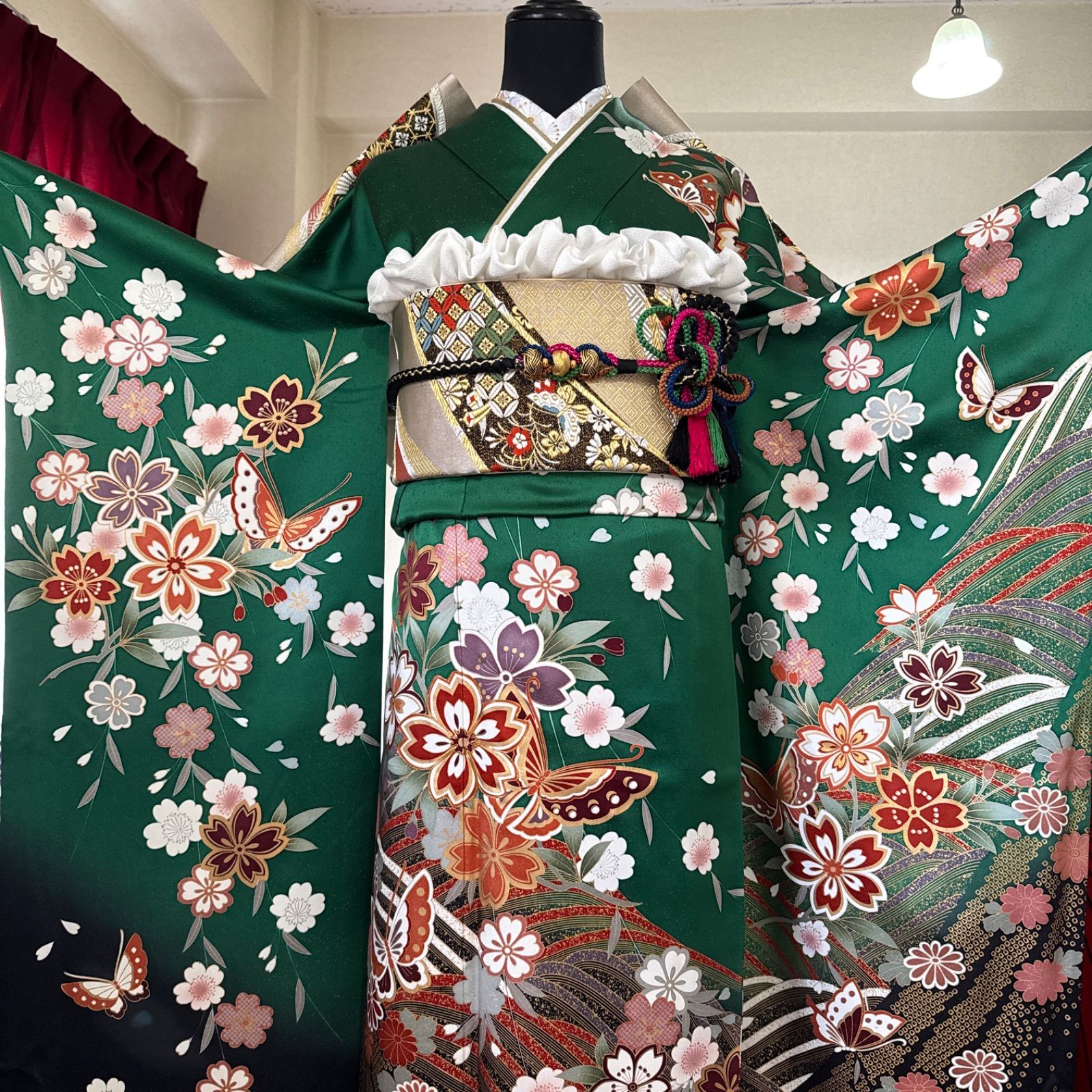 豪華振袖フルセット(7点)・青緑色・銀通し地・舞桜花文・胡蝶蘭・刺繍・正絹 豪華振袖フルセット(7点)・青緑色・銀通し地・舞桜花文・胡蝶蘭・刺繍