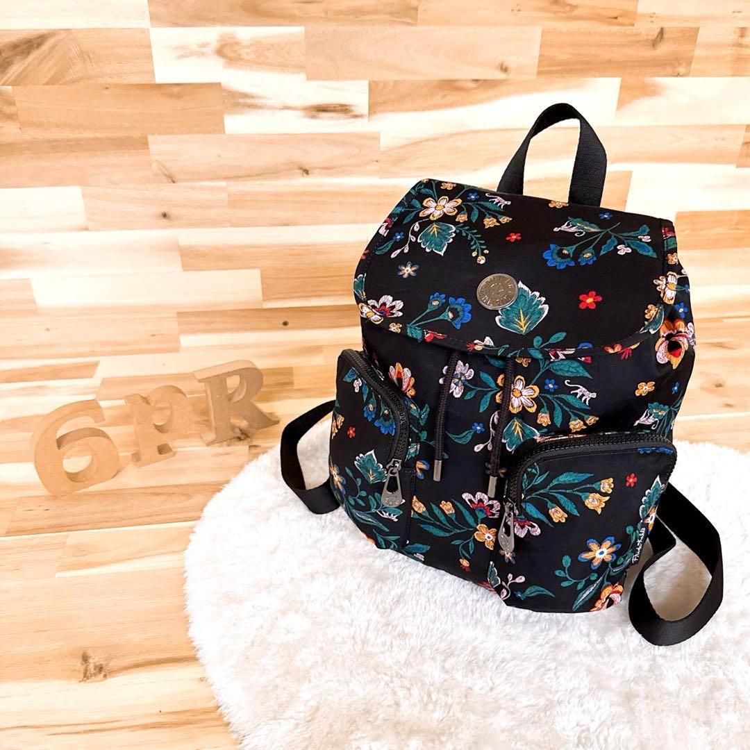 キプリング×フリーダカーロ コラボ フラワー ボタニカル リュック花柄 黒ブラック チャーム付き A4サイズ