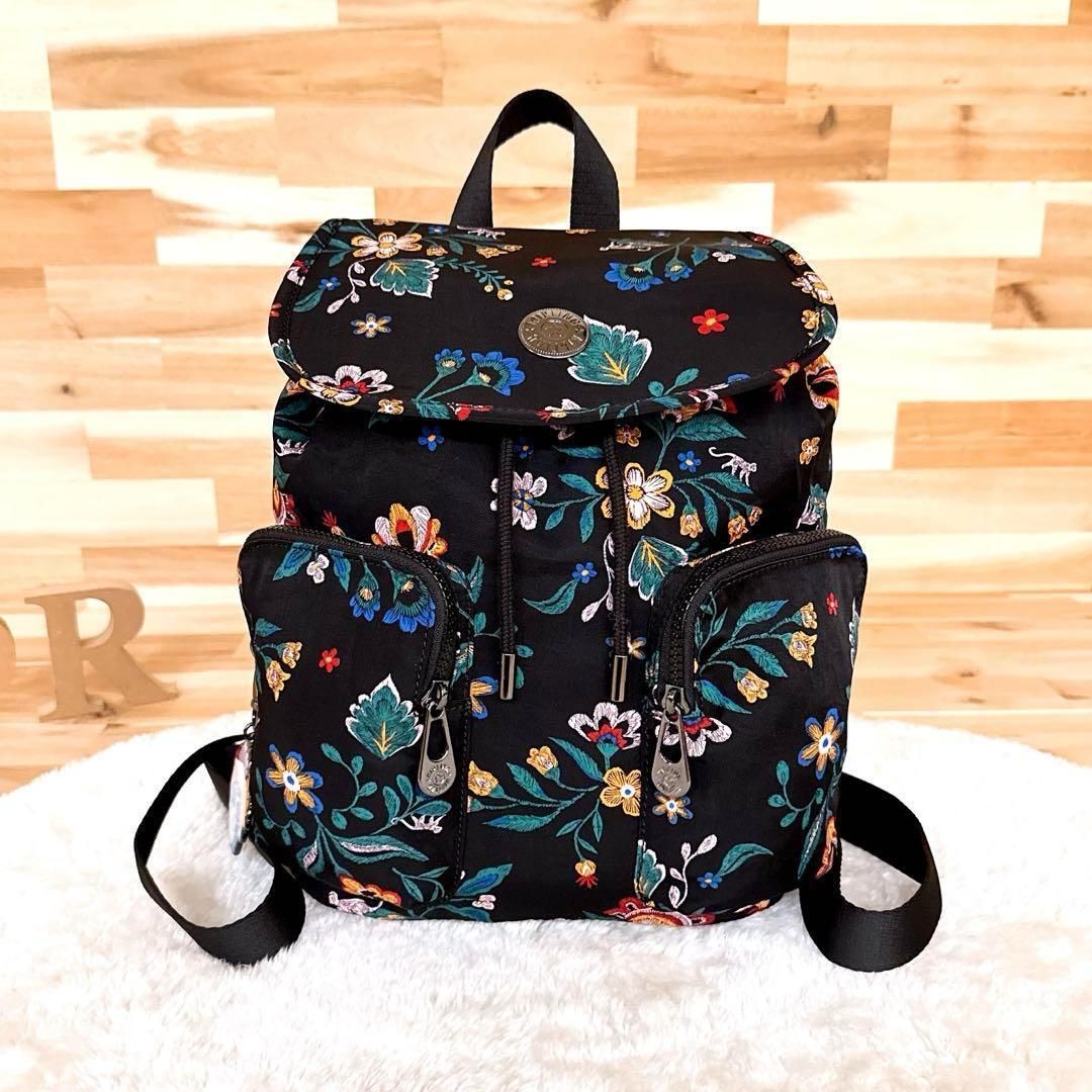 キプリング×フリーダカーロ コラボ フラワー ボタニカル リュック花柄 黒ブラック チャーム付き A4サイズ