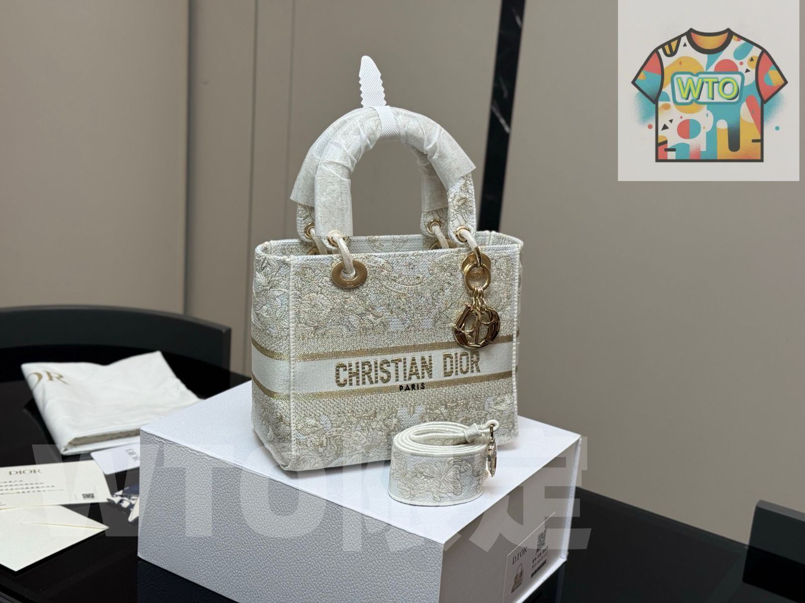 WTO通販 Dior ディオール 刺繍ディアナバッグシリーズ 刺繍の広い肩帯が特徴的1-WTO輸入-JVV83