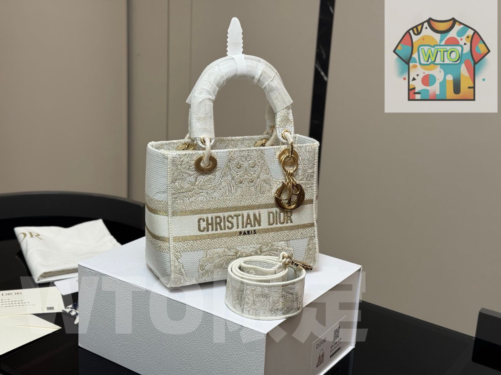 刺繍ディアナバッグシリーズ 刺繍の広い肩帯が特徴的1-WTO輸入-JVV