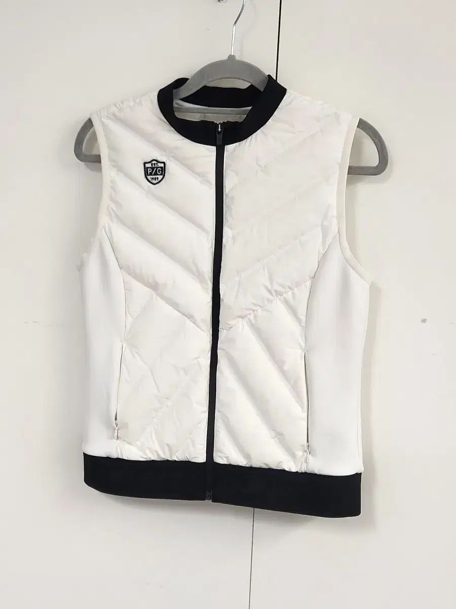 パーリーゲイツ　シンプルラインベスト パーリーゲイツ ゴルフ キルティング 最も安い グース ベスト 0 22SS