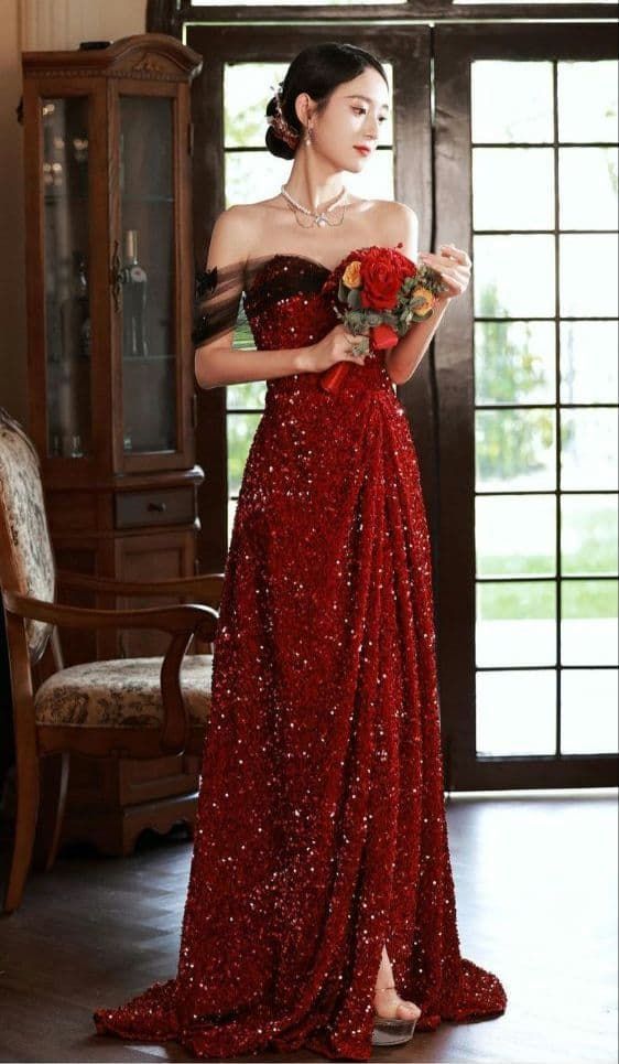 ️魅惑の赤に包まれて ️輝き放つラグジュアリーシースリットドレス