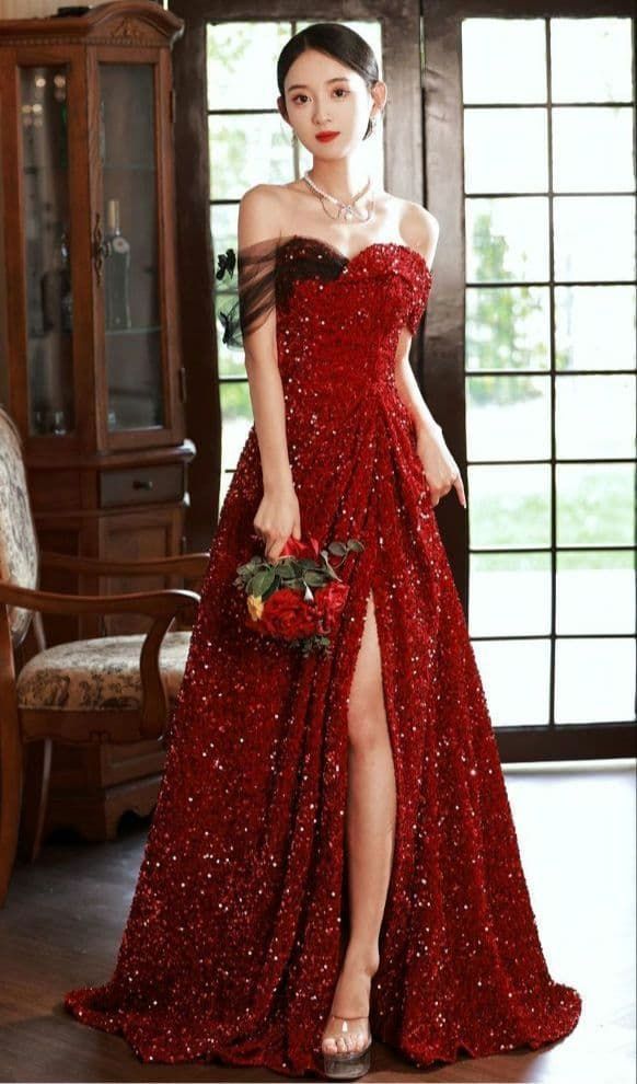️魅惑の赤に包まれて ️輝き放つラグジュアリーシースリットドレス