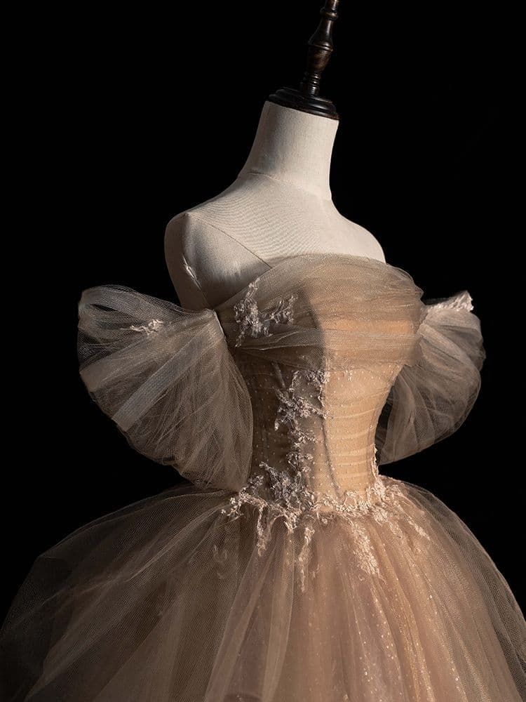 ️静かな夜に咲く光の花 ️上品ベージュのクラシカルドレス