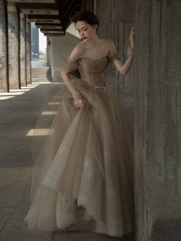 ️静かな夜に咲く光の花 ️上品ベージュのクラシカルドレス GINKGOPHARMACY_COM