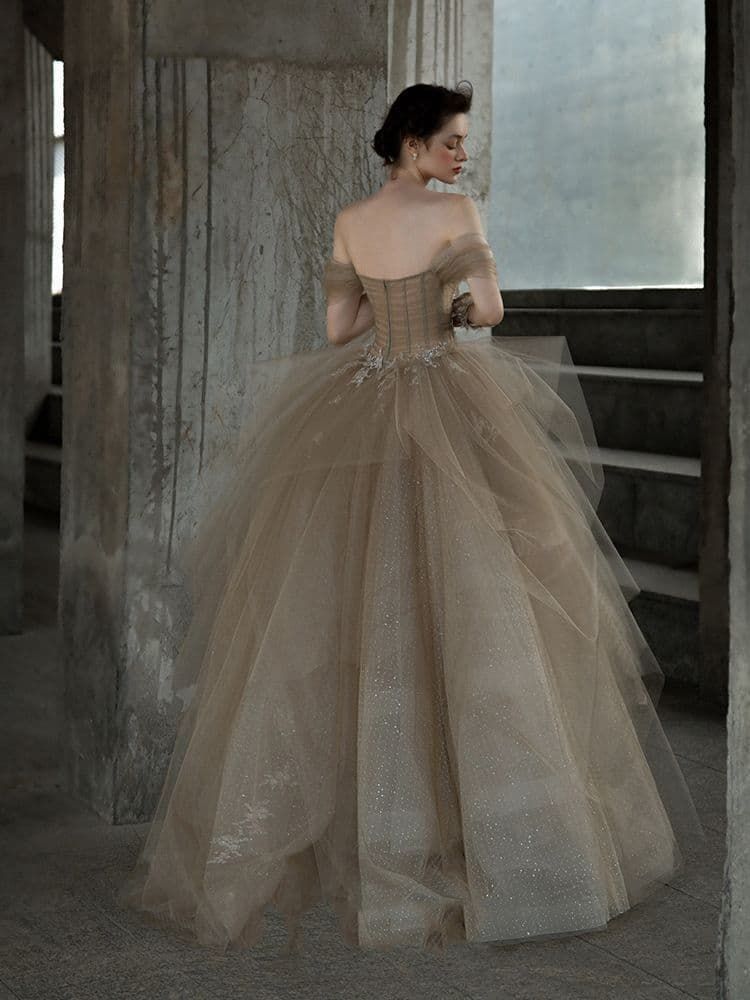 ️静かな夜に咲く光の花 ️上品ベージュのクラシカルドレス