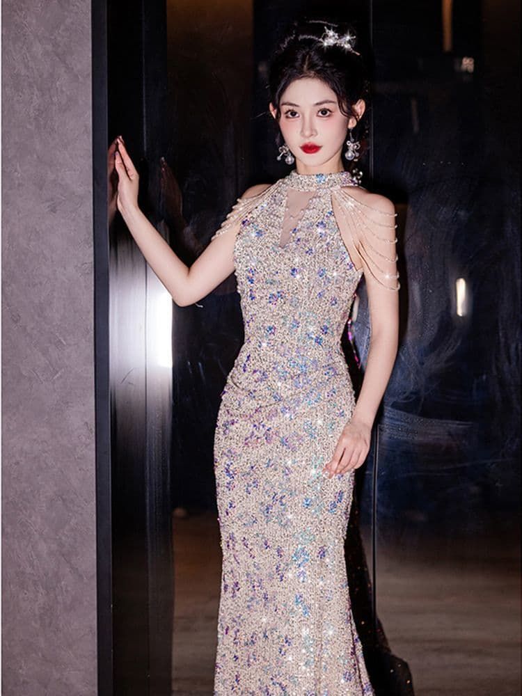 ️星のように輝くスパンコールが魅せる 上品で大胆なホルターネックドレス