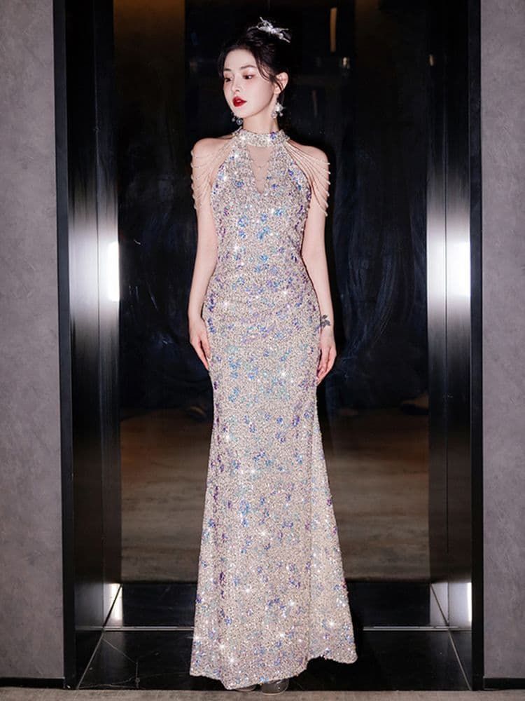 ️星のように輝くスパンコールが魅せる 上品で大胆なホルターネックドレス