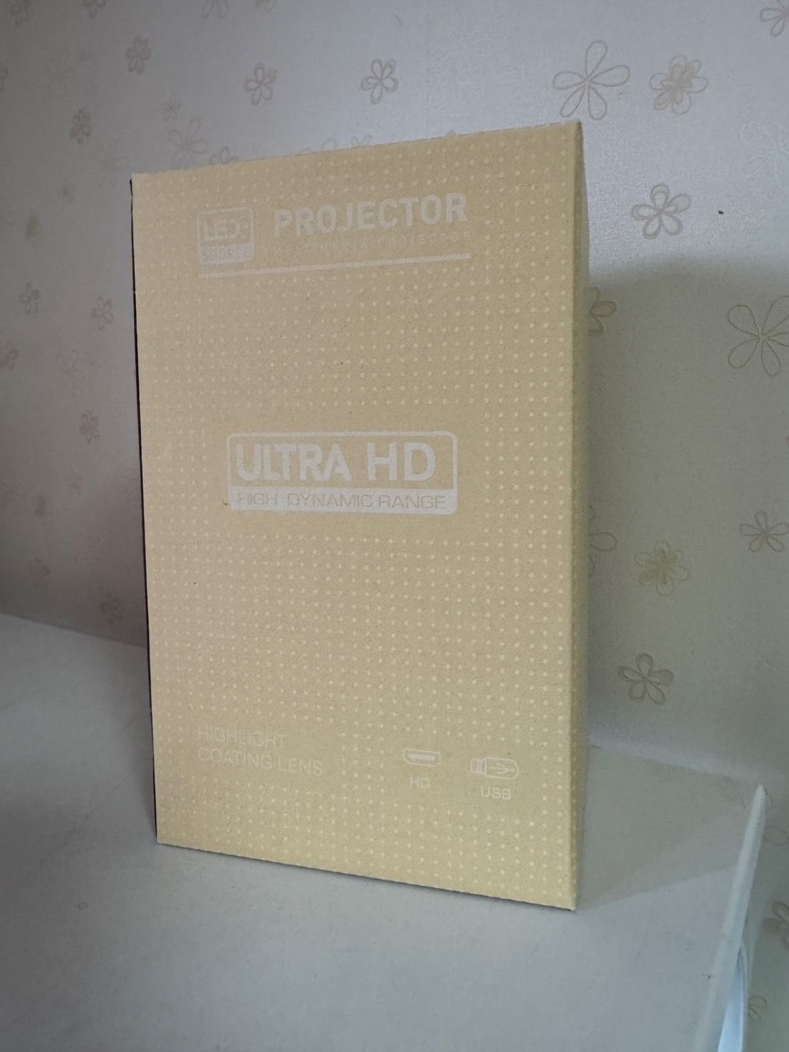 プロジェクター 家庭用 新登場 18000LM 270°回転 4K対応 Android TV搭載 スタンド一体型