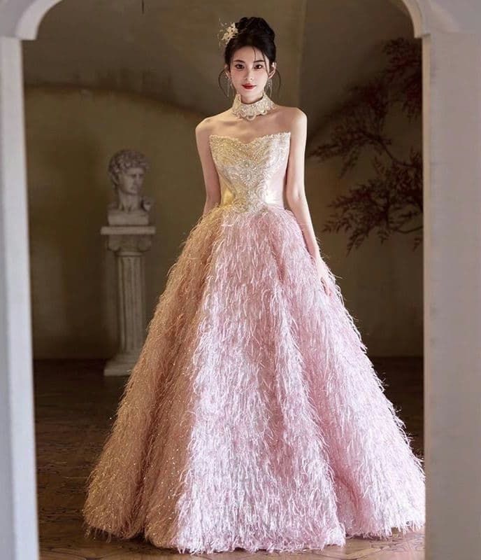 ️優雅な輝きと繊細な立体感 フェザーデザインが映えるエレガントドレス