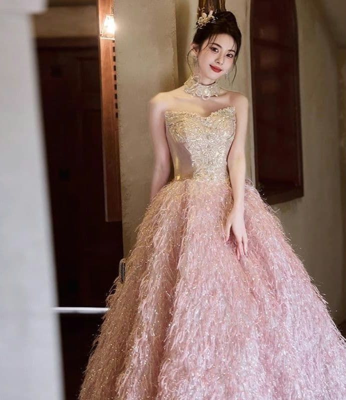 ️優雅な輝きと繊細な立体感 フェザーデザインが映えるエレガントドレス