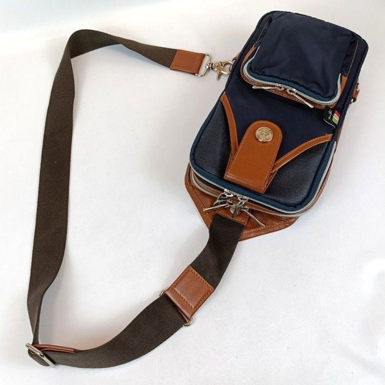 即完売モデル Orobianco オロビアンコ ボディバッグ ショルダーバッグ ネイビー レザー イタリア製 ロゴプレート メンズ 流行に敏感
