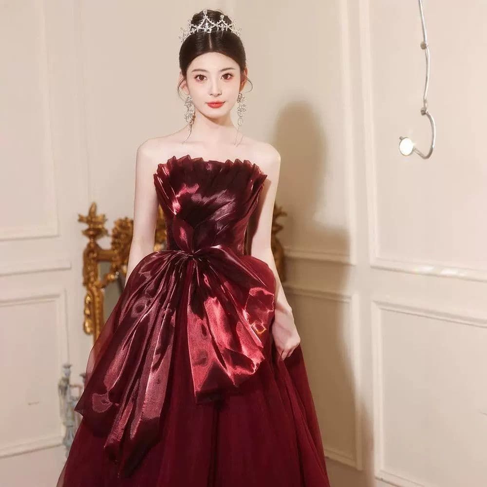 ️艶めくバーガンディの誘惑 優雅な光沢が放つロイヤルプリンセスドレス