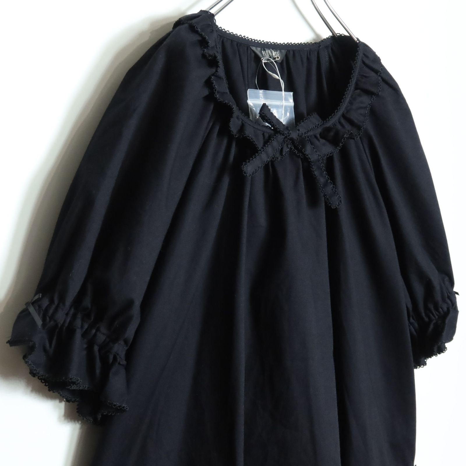 ピンクハウス 製 ふんわりフォルムのブラウス 黒系 はしごレース-サテンリボンも 残布有 z16242