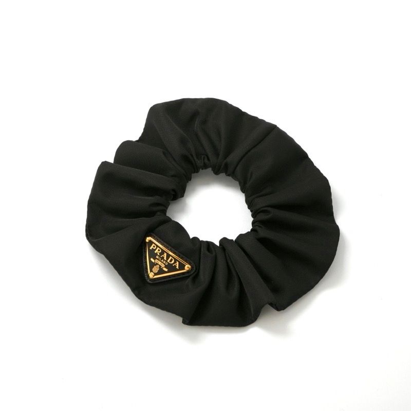 PRADA シュシュ Re Nylon ヘアアクセサリー トライアングルロゴ プラダ／PRADA Re Nylon シュシュトライアングルロゴ付き・リサイクル