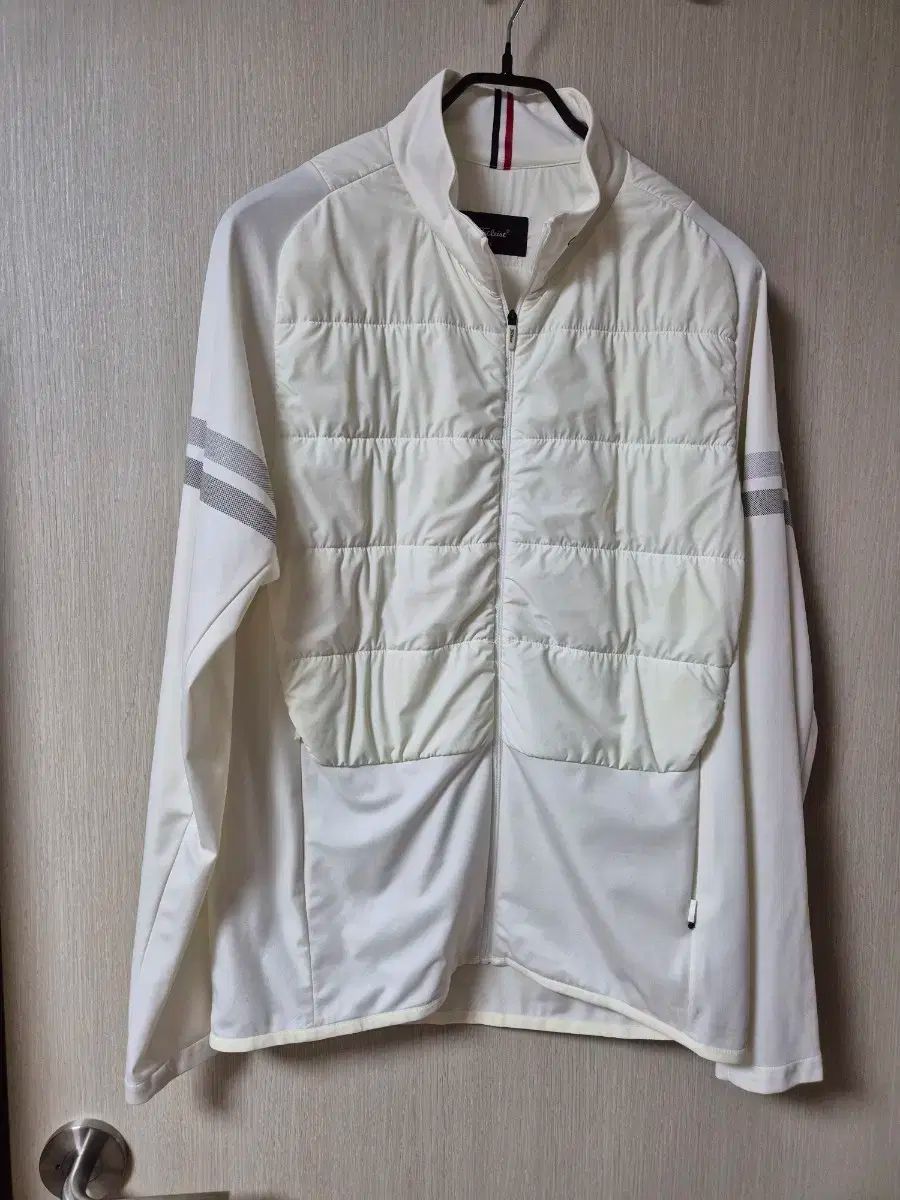 タイトリスト Titleist 軽量ダウンジップアップジャケット 軽量アウター 100