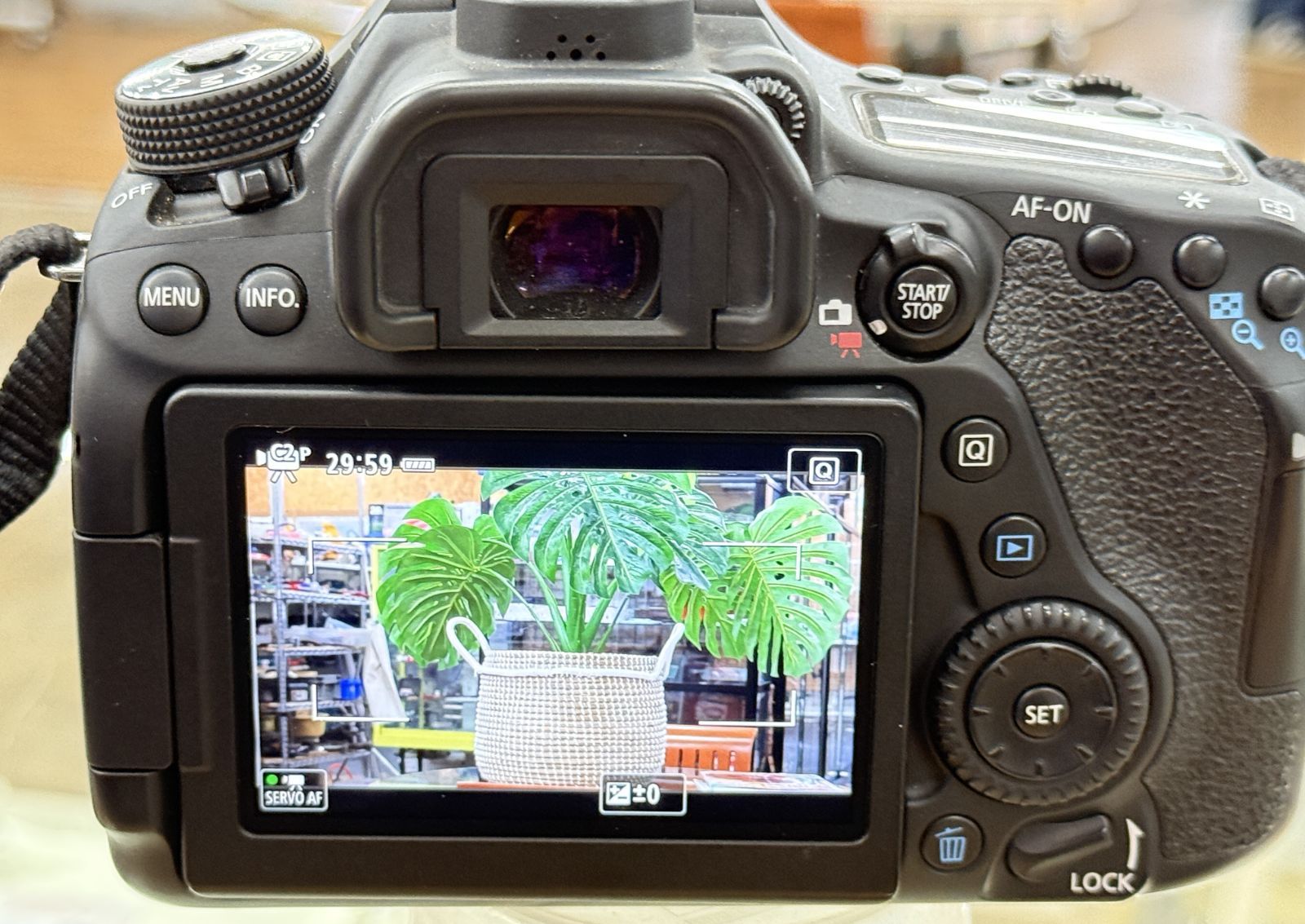 ◇ Canon EOS 80D デジタル一眼レフ 本体 レンズセット 純正バッテリー