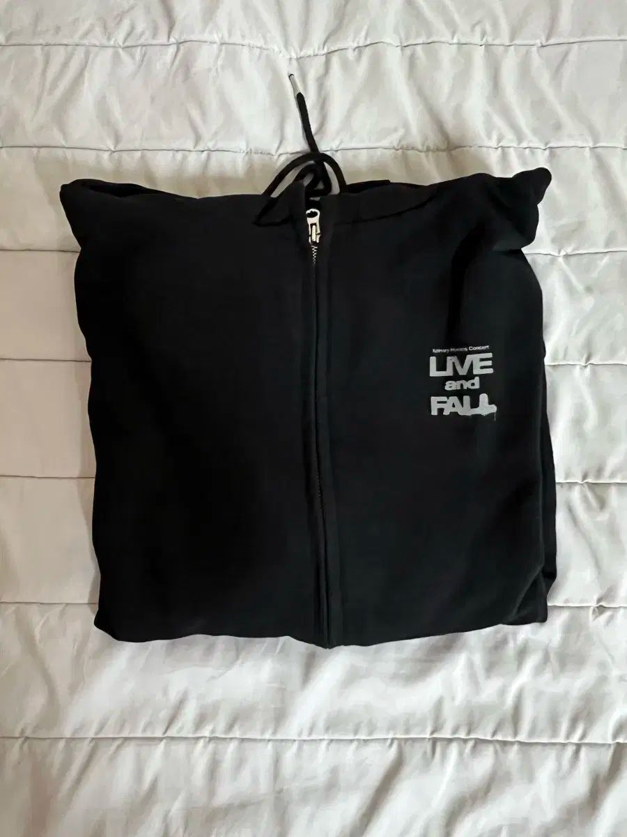 LIVE and FALL 黒 ジップアップ フードTシャツ