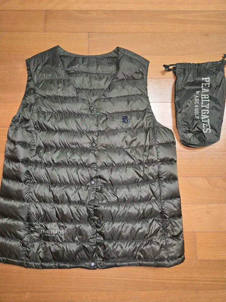 ベスト カーキ色